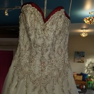New size 12 wedding dress runs small (8-10)